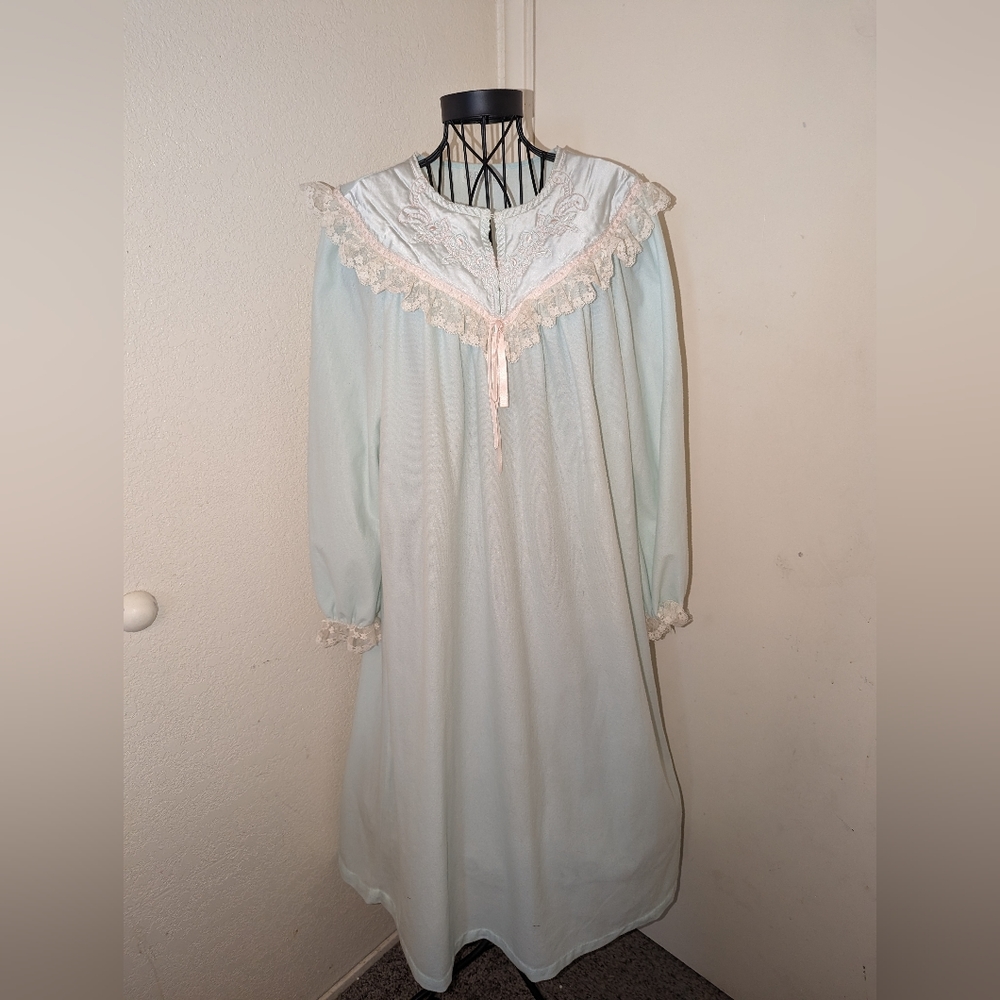 Vintage Pretty Looks by Komar Nightgown!